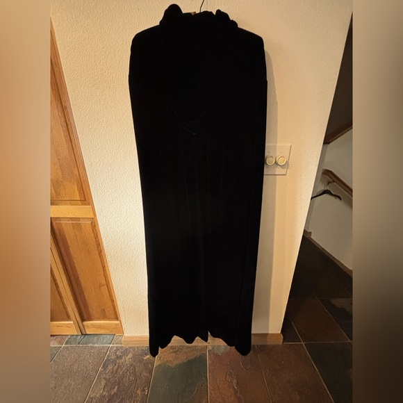 Elegant Black Velvet Cape - opera length with hood - Picture 6 of 10
